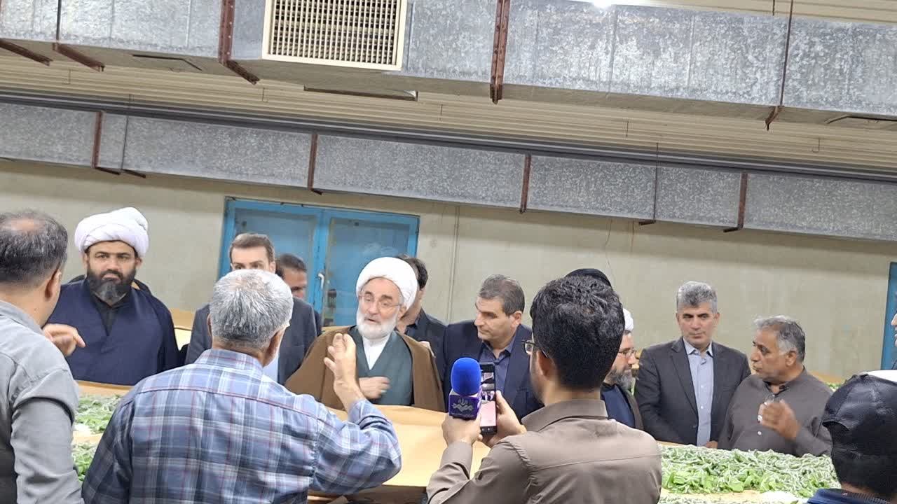 بازدید نماینده ولی فقیه در گیلان از کارخانه صنایع ابریشم صومعه سرا