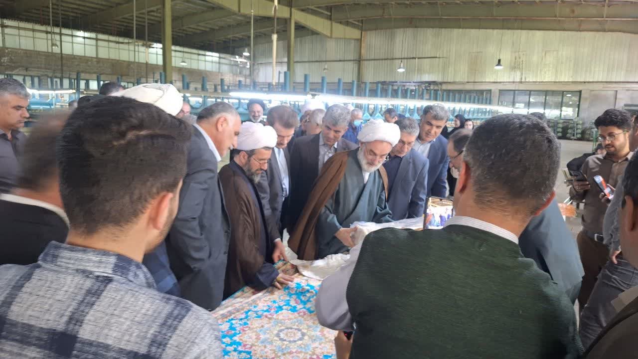 بازدید نماینده ولی فقیه در گیلان از کارخانه صنایع ابریشم صومعه سرا