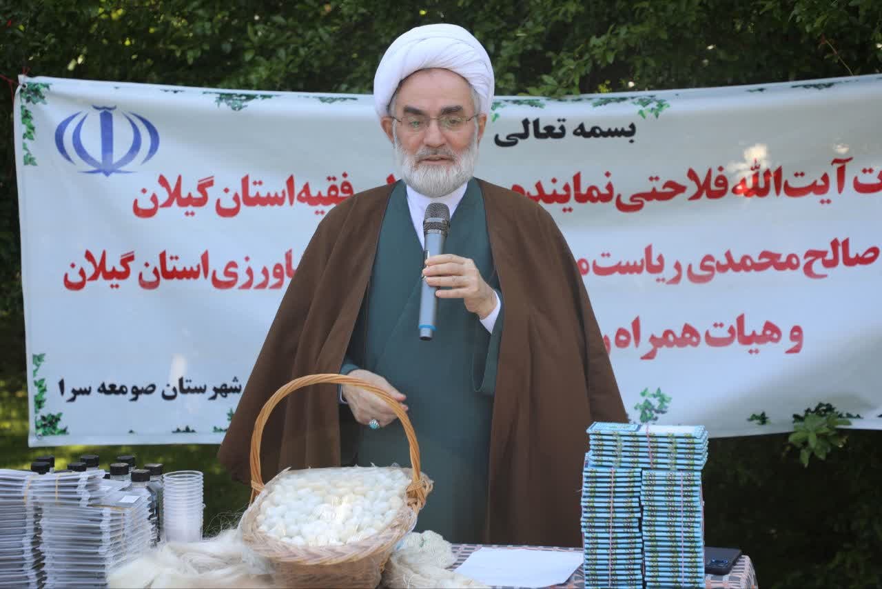 با حضور نماینده ولیفقیه در گیلان؛ توزیع تخم نوغان در صومعه سرا آغاز شد