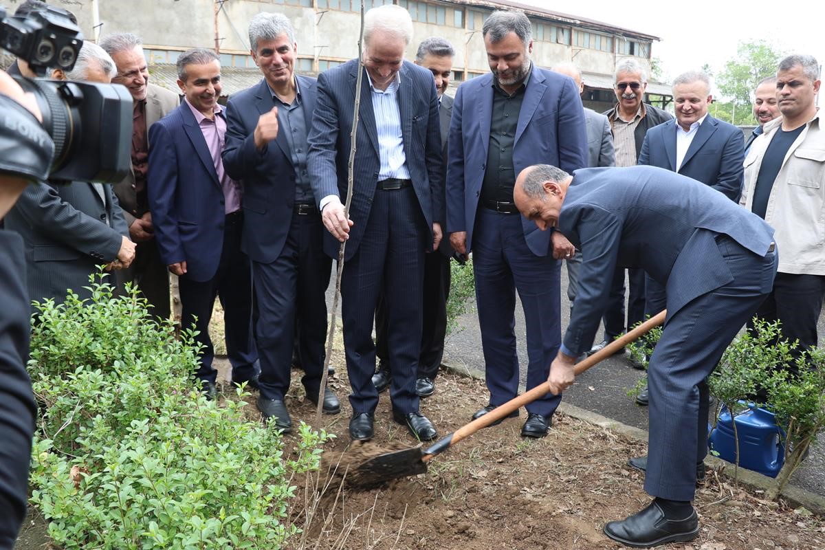 غرس نهال توت توسط استاندار گیلان در محوطه مرکز توسعه نوغانداری کشور